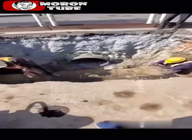 Video :A worker is pulled into a water pipe, causing shock